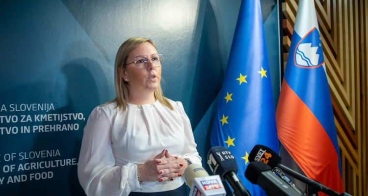 Ministrica Čalušić zavrnila poziv k odstopu po razkritju vdora v osebne podatke